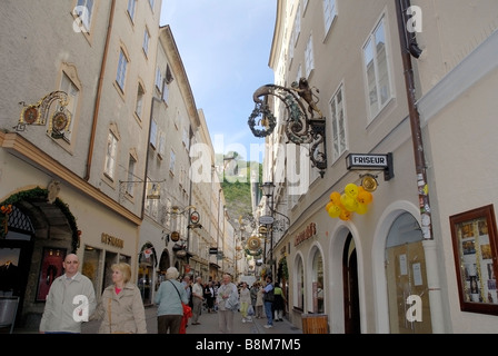 Die Getriedegasse Einkaufsstraße mit seinen markanten Shop unterschreibt in Salzburg in Österreich Stockfoto