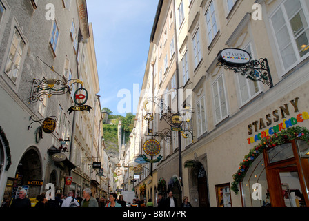 Die Getriedegasse Einkaufsstraße mit seinen markanten Shop unterschreibt in Salzburg in Österreich Stockfoto