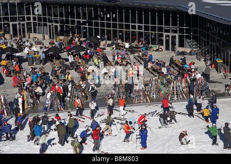 Mittagessen auf der Terrasse am Coronet Peak Ski Area Queenstown South Island Neuseeland Stockfoto