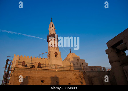 Abu al-Haggag Moschee innerhalb der Tempel von Luxor, Luxor, Ägypten Stockfoto