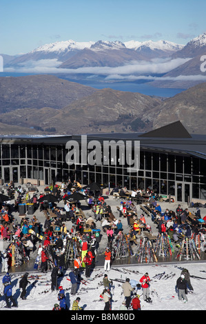 Mittagessen auf der Terrasse am Coronet Peak Ski Area Queenstown South Island Neuseeland Stockfoto