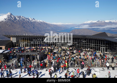 Mittagessen auf der Terrasse am Coronet Peak Ski Area Queenstown South Island Neuseeland Stockfoto