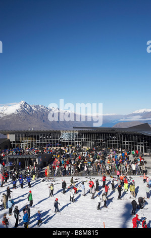 Mittagessen auf der Terrasse am Coronet Peak Ski Area Queenstown South Island Neuseeland Stockfoto