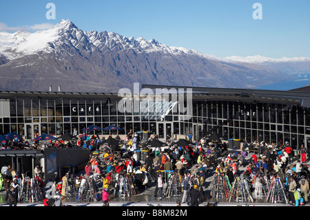 Mittagessen auf der Terrasse am Coronet Peak Ski Area mit The Remarkables im Hintergrund Queenstown Neuseeland Südinsel Stockfoto