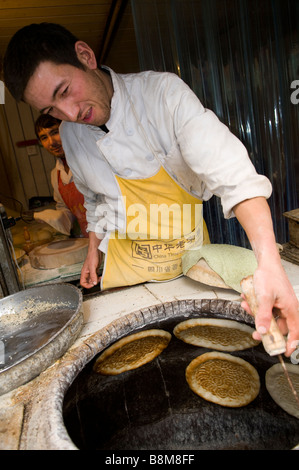 Frische Nan / Nan Brot wird gebacken im Tandoor-Ton-Ofen in Xinjiang, China Stockfoto