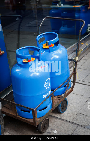 Gasflaschen außerhalb einer Einzelhandel speichern auf Hollywood Road, Central, Hongkong. Stockfoto