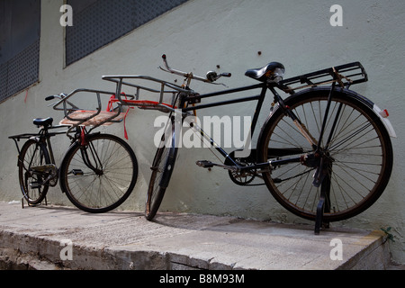 Heavy-Duty Lieferung Fahrräder geparkt an der Hollywood Road, Hong Kong Stockfoto