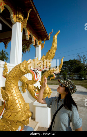 Laos, Vientiane Stadt. Buddhistischer Tempel. Nagas. Frau. Stockfoto