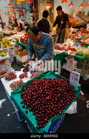 Verkauf von Kirschen auf dem Markt von Wanchai, Wanchai, Hong Kong. Stockfoto