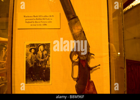 Buckhorn Saloon und Museum Winchester Gewehr Buffalo Bill Cody von Königin Victoria San Antonio, Texas tx vorgestellt Stockfoto