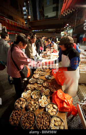 Night Verkaufsoffener Bowrington Road Strassenmarkt in Causeway Bay, Hong Kong. Stockfoto