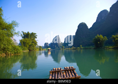 China-Guangxi Provinz Guilin Yangshuo hölzerne Floß auf Yulong Fluss Stockfoto