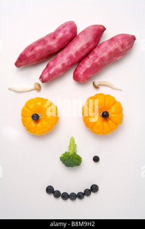 Obst und Gemüse in Form von einem süß lächelnden Gesicht Nahaufnahme Stockfoto