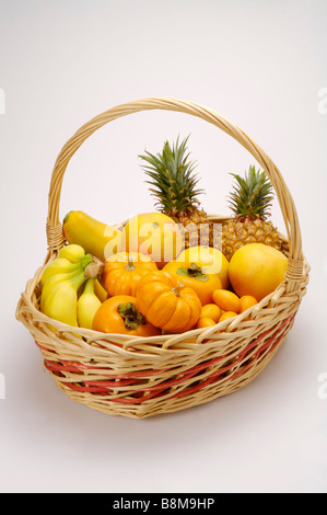 Nahaufnahme von einem Stapel von gelben frisches Obst und Gemüse in einem Korb Stockfoto