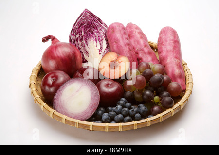 Nahaufnahme eines Stapels von frischem Obst und Gemüse in einer Schaufel Stockfoto