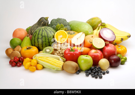 Nahaufnahme eines Stapels von verschiedenen Arten von Obst und Gemüse Stockfoto