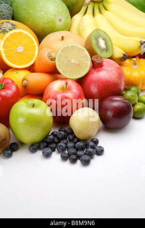 Nahaufnahme eines Stapels von verschiedenen Arten von Obst und Gemüse Stockfoto
