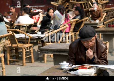 Menschen vor Ort auf dem Hof Teehaus Wenshu Tempel der größte buddhistische Tempel in Chengdu Sichuan China Stockfoto