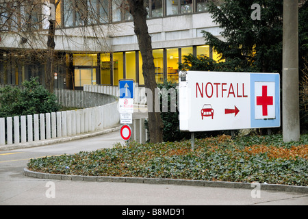 Notaufnahme Schild an den Eingang von der Strasse auf die Auffahrt Stockfoto