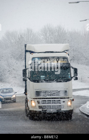 Volvo FH12 LKW LKW fahren Sie langsam auf einer verschneiten Straße im Winter in England Stockfoto