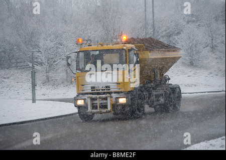 Salzstreuer LKW arbeiten hart, um die Straßen deutlich an einem verschneiten Wintertag im Vereinigten Königreich zu halten Stockfoto