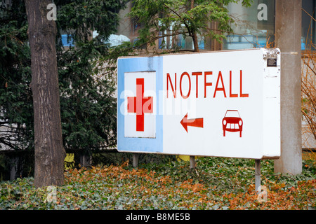 Emergency Room-Schild am Straßeneingang an der Einfahrt ein Krankenhaus in Basel, Schweiz. Stockfoto