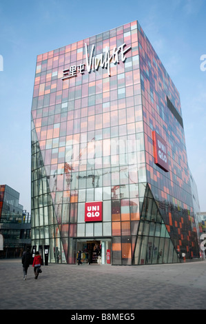 Neue ultra modernen Uniqlo Flagship-store in neue Kleinentwicklung namens The Village in Peking 2009 Stockfoto