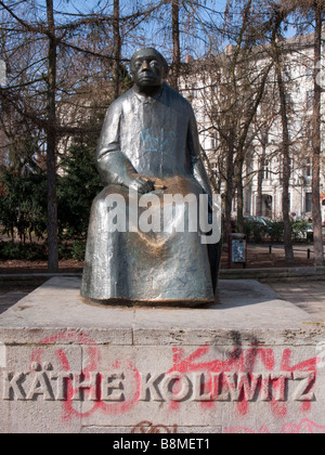 Statue von Käthe Kollwitz am Kollwitzplatz Square in Prenzlauer Berg Berlin 2009 Stockfoto