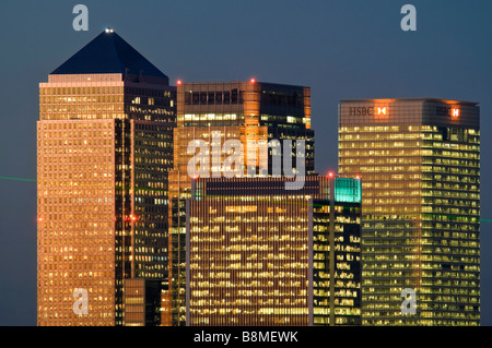 Horizontal in der Nähe der Wolkenkratzer von Canary Wharf nachts beleuchtet durch die Büroleuchten in den Docklands von East London Stockfoto