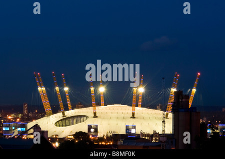 Horizontal in der Nähe der O2 Millennium Dome ehemals bis nachts beleuchtet Stockfoto