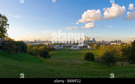 Horizontalen Panorama (3 Bild Heftung) Weitwinkel von Greenwich Park mit vielen Sehenswürdigkeiten Prominente auf die Skyline von London Stockfoto