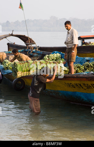 Indien-Andamanen und Nikobaren Havelock Island Nummer 1 Strand laden Bündel Bananen überlässt Boot Stockfoto