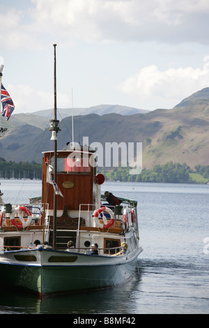 Lake Ullswater Cumbria. Ullswater Dampfer an Pooley Bridge Fähranleger mit der Lakelandpoeten-Bergkette im Hintergrund. Stockfoto