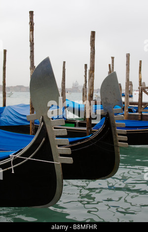 Zwei Gondeln, Nahaufnahme von Ferro, Bug des Bootes, Venedig, Italien Stockfoto