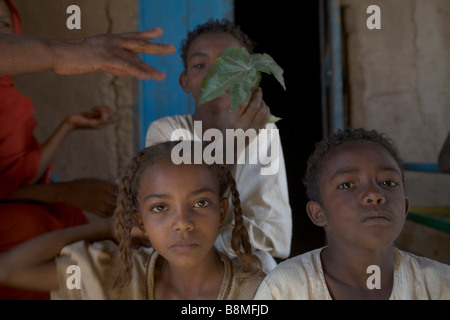 Kinder im Dorf El Ar bei der 4. Nil Catharact Region Nubien Sudan Stockfoto