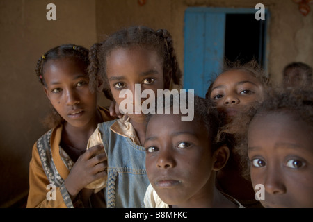 Kinder im Dorf El Ar bei der 4. Nil Catharact Region Nubien Sudan Stockfoto