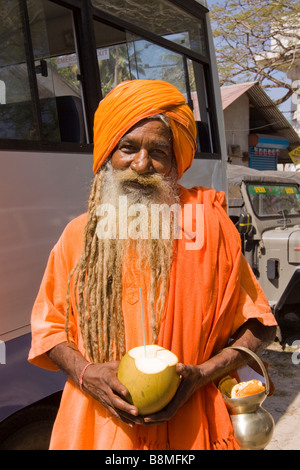 Indien-Andamanen und Nikobaren Havelock Island bärtiger heiligen Mann mit willkommen zart Kokosnuss drink Stockfoto