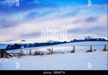 Einen sonnigen verschneiten Winter Landschaftsansicht oder Szene blickt Cherhill auf Wiltshire Downs England UK Stockfoto