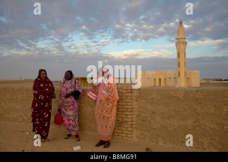 Arabische Frauen stehen vor der Moschee in Old Dongola Banganarti Region am Nil Fluss Nubien Sudan Afrika Stockfoto