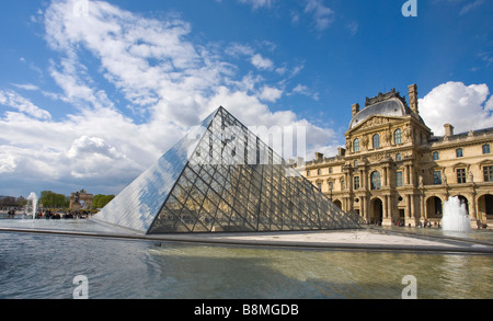 Brunnen-Pyramide und äußere des Musee du Louvre Museum Paris Frankreich Europa Stockfoto