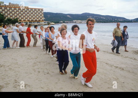 Holiday Rep Ältere Gruppe Menschen fit halten Junge am Herzen Britische Senioren im Winterurlaub in Palma Nova Mallorca Spanien HOMER SYKES der 1980er Jahre Stockfoto