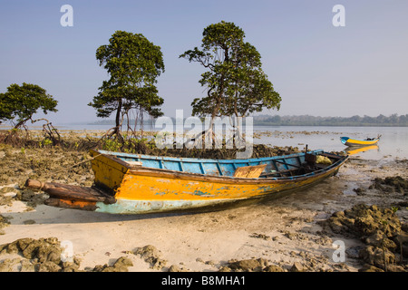 Indien-Andamanen und Nikobaren Havelock Island Angelboot/Fischerboot gestrandet am Strand von Nummer 2 Stockfoto