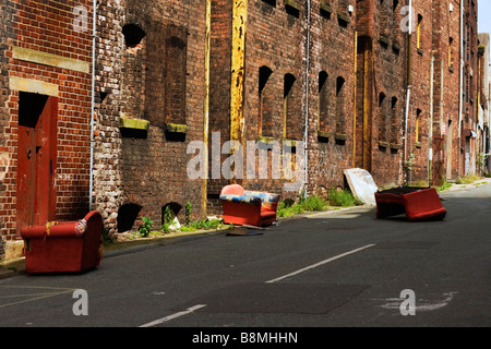 Beispiel Der schuttplatz Problem, alte Sofas in der Liverpool Street gedumpten Stockfoto