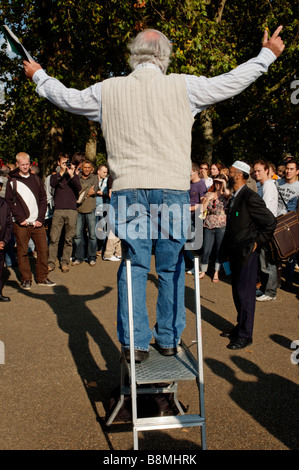 Eine religiöse Sprecher bei Speakers Corner mit ausgebreiteten Armen geben einen Schatten in der Form eines Kreuzes Stockfoto