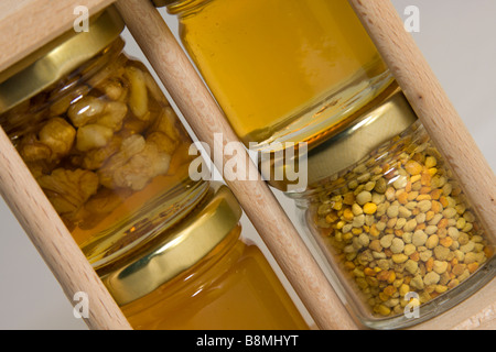 Honig und Marmelade in kleinen Gläsern. Hausgemachte Speisen aus der Omas Küche. Stockfoto