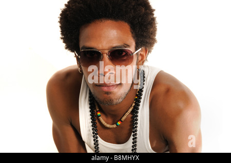 Porträt des jungen hispanischen Mann posiert mit Haltung - isoliert Stockfoto