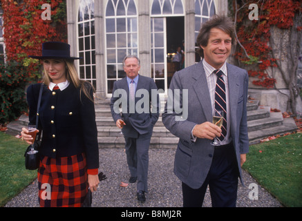 Frau Susan Sangster, Robert Sangster und Freund Bungalow Bill Wiggins Cartier Million Horse Race Dublin Irland Irland Irland Irland 1989 1980er Jahre HOMER SYKES Stockfoto