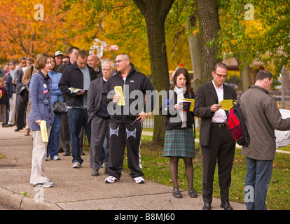 ARLINGTON VIRGINIA USA Menschen Schlange am Morgen zur Abstimmung über Präsidenten Wahltag 4. November 2008 Stockfoto