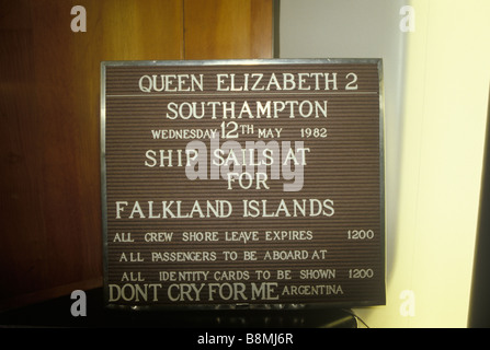 Falklandkrieg QE2 Aushang Southampton Dock Mittwoch, den 12. Mai 1982 Queen Elizabeth 11 Segel für den Falklands HOMER SYKES Stockfoto