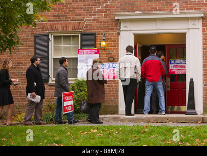 ARLINGTON VIRGINIA USA Menschen Schlange am Morgen zur Abstimmung über Präsidenten Wahltag 4. November 2008 Stockfoto